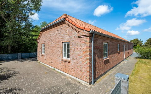 Sod - 3.2Km from the Sea: Mobilia, Legna, Interior Design, Pavimentazione, Pavimento, Sedia, Camera, Soffitto, Soggiorno, Appartamento