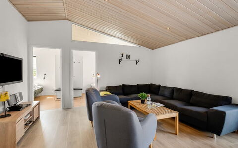 Donco - 3.2Km from the Sea: Mobilia, Legna, Interior Design, Pavimentazione, Pavimento, Sedia, Camera, Soffitto, Soggiorno, Appartamento