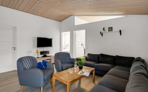 Donco - 3.2Km from the Sea: Mobilia, Legna, Interior Design, Pavimentazione, Pavimento, Sedia, Camera, Soffitto, Soggiorno, Appartamento