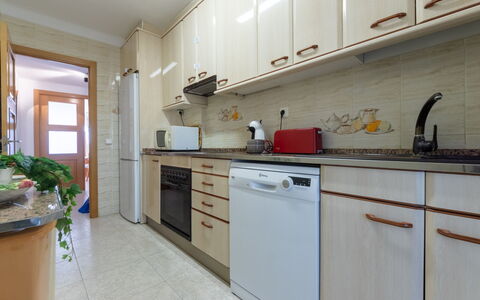 Cambrils 53: Cucina, Apparecchio Major, Controsoffitto, Elettrodomestico Da Cucina, Legna, Pavimentazione, Cabinetry, Pavimento, Lavandino Della Cucina, Interior Design