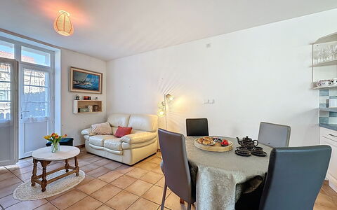 Sanoubott: Mobilia, Interior Design, Pavimentazione, Pavimento, Divano, Camera, Soffitto, Soggiorno, Tavolo, Illuminazione