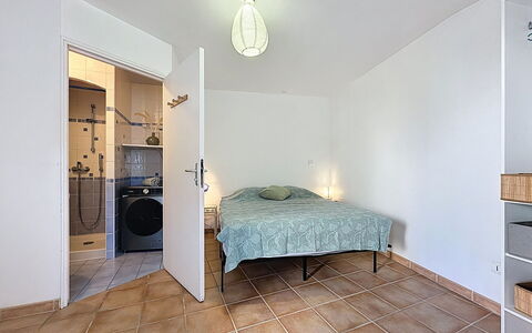 Sanoubott: Interior Design, Pavimentazione, Pavimento, Soffitto, Mobilia, Camera, Appartamento, Camera Da Letto, Letto, Lampada