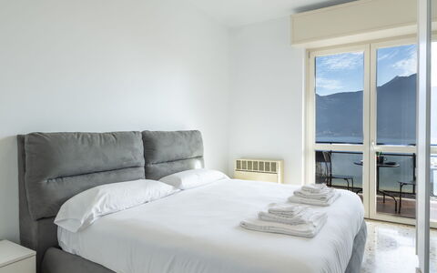 Lovere Balcony View: Letto, Mobilia, Camera Da Letto, Interior Design, Bedding, Lenzuolo, Camera, Pavimento, Biancheria, Telaio Del Letto