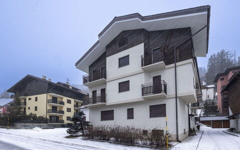 Cacciatori: Architettura, Casa, Zona Residenziale, Casa, Appartamento, Car Famiglia, Congelamento, Balcone, Inverno