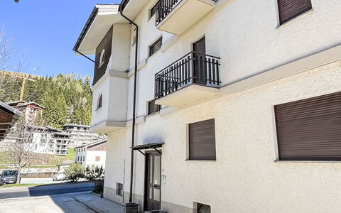 Cacciatori: Finestra, Zona Residenziale, Quartiere, Appartamento, Casa, Insediamento Umano, Finestra A Ghigliottina, Balcone, Condominio, Illuminazione Diurna