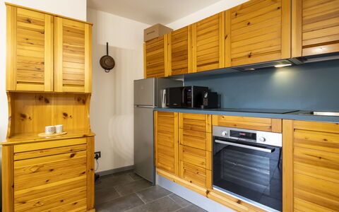 Cacciatori: Cabinetry, Legna, Pavimentazione, Controsoffitto, Cassetto, Cucina, Interior Design, Mobilia, Credenza, Pavimento