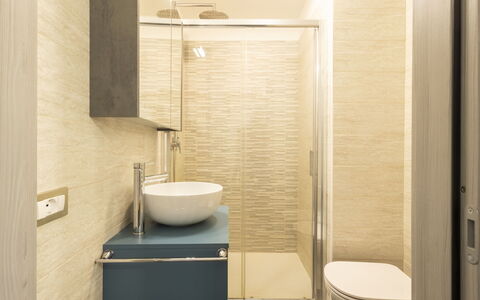 Cacciatori: Bagno, Pavimentazione, Idraulico Fixture, Interior Design, Parete, Pavimento, Lavandino Del Bagno, Lavello, Specchio, Legna