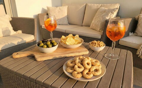 Posada 10: Mobilia, Tavola, Cibo, Tavolo, Bicchieri, Serveware, Dishware, Frutta, Mobili Da Esterno, Piatto