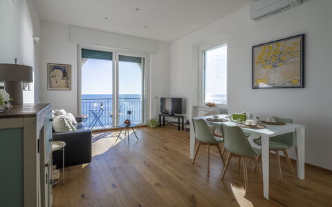La Casa di Martina, Amazing Seaview: Mobilia, Pavimentazione, Pavimento, Legna, Interior Design, Tavolo, Sedia, Cucina & Sala Da Pranzo Tavolo, Mare, Pavimento In Legno