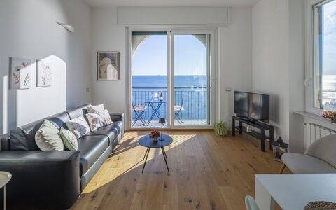 La Casa di Martina, Amazing Seaview: Mare, Pavimento, Pavimentazione, Oceano, Pavimento In Legno, Balcone, Costa, Latifoglie, Color Legno, Sedia