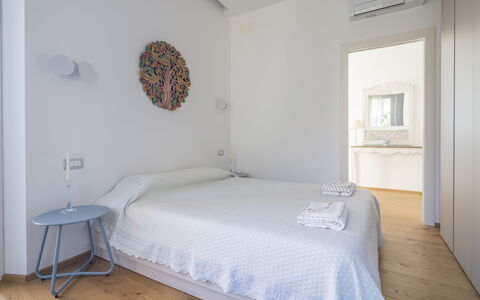 La Casa di Martina, Amazing Seaview: Interior Design, Parete, Camera Da Letto, Pavimento, Letto, Legna, Pavimentazione, Mobilia, Soffitto, Lenzuolo