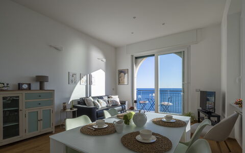 La Casa di Martina, Amazing Seaview: Mobilia, Pavimento, Pavimentazione, Mare, Interior Design, Appartamento, Sedia, Oceano, Camera, Costa