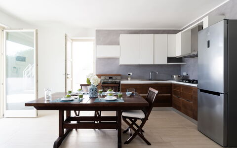 Il Respiro del Mare: Mobilia, Interior Design, Pavimentazione, Sedia, Tavolo, Legna, Cabinetry, Cucina & Sala Da Pranzo Tavolo, Cucina, Pavimento