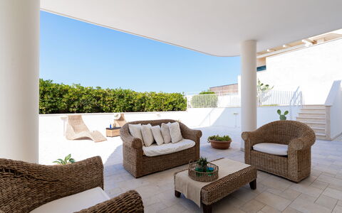 Il Respiro del Mare: Mobilia, Interior Design, Pavimento, Pavimentazione, Sedia, Mobili Da Esterno, Balcone, Soffitto, Vaso Di Fiori, Appartamento