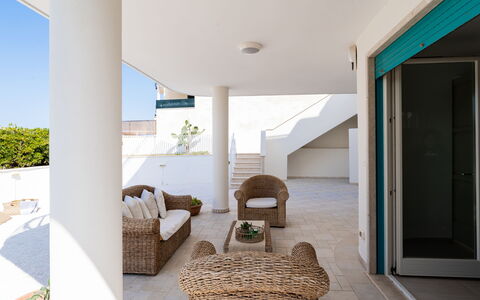 Il Respiro del Mare: Pavimento, Architettura, Pavimentazione, Soffitto, Balcone, Sedia, Shade, Appartamento, Portico, Mobili Da Esterno