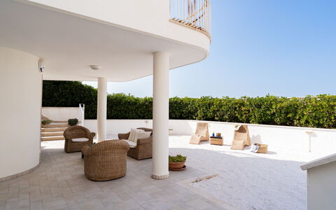 Il Respiro del Mare: Balcone, Colonna, Shade, Mobili Da Esterno, Villa, Estate, Struttura Esterna, Design, Portico, Sedia