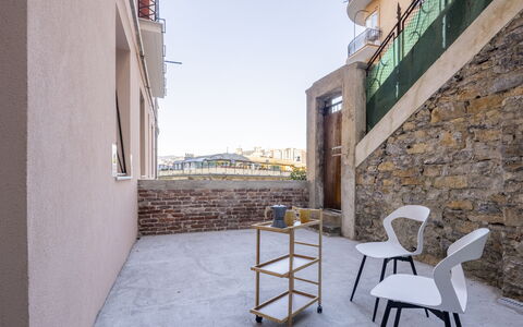 La Casa di Bruno, Terrace, in the Heart of Genova: Materiale Composito, Appartamento, Sedia, Balcone, Calcestruzzo, Color Legno, Corrimano, Latifoglie, Le Scale, Pavimento In Legno
