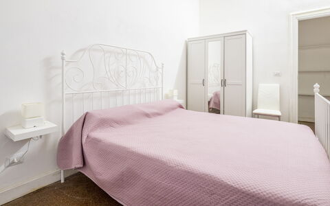 La Casa di Bruno, Terrace, in the Heart of Genova: Letto, Camera Da Letto, Bedding, Lenzuolo, Mobilia, Parete, Interior Design, Pavimento, Pavimentazione, Biancheria