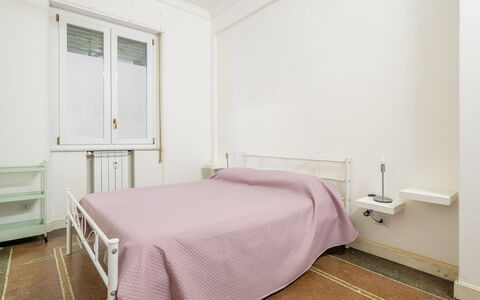 La Casa di Bruno, Terrace, in the Heart of Genova: Parete, Camera Da Letto, Letto, Pavimentazione, Interior Design, Pavimento, Lenzuolo, Mobilia, Bedding, Camera