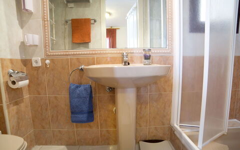 Topacio i: Bagno, Proprietà, Camera, Piastrella, Interior Design, Pavimento, Parete, Architettura, Lavello, Rubinetto