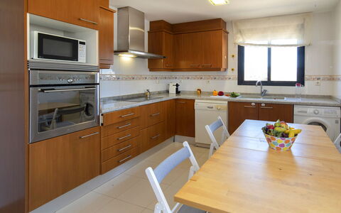 Morello: Cabinetry, Controsoffitto, Mobilia, Lavandino Della Cucina, Lavello, Cucina Stufa, Legna, Cucina, Elettrodomestico Da Cucina, Sedia