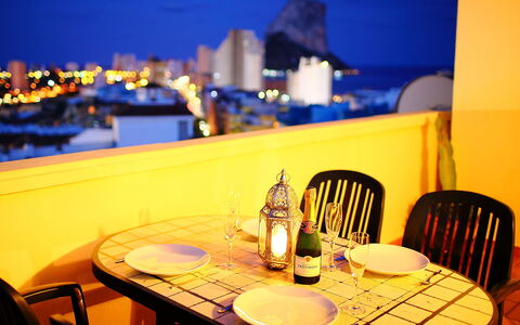 Calpe Calp 390: Tavolo, Mobilia, Proprietà, Cielo, Tavola, Sedia, Luce, Costruzione, Acqua, Illuminazione