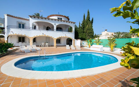 Luisa: Acqua, Pianta, Cielo, Costruzione, Proprietà, Piscina, Azzurro, Albero, Architettura, Arecales