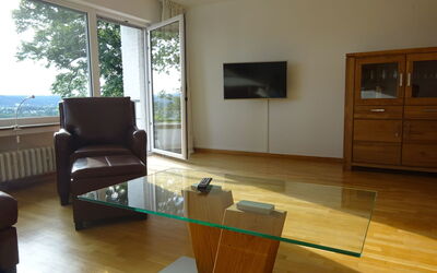 Großzügige Wohnung mit Terrasse und Rheintalblick