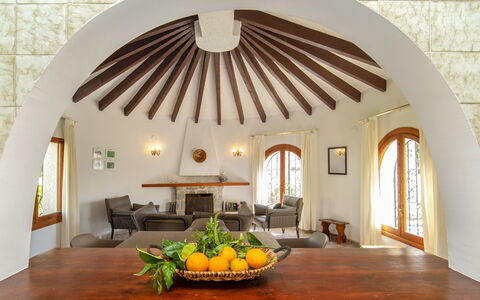 Miss: Cibo, Tavolo, Proprietà, Mobilia, Finestra, Legna, Interior Design, Shade, Costruzione, Tavola