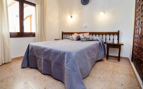 Miss: Tavolo, Mobilia, Comfort, Costruzione, Legna, Tessile, Interior Design, Telaio Del Letto, Pavimentazione