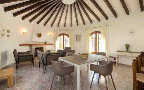 Miss: Tavolo, Mobilia, Proprietà, Divano, Finestra, Sedia, Legna, Illuminazione, Interior Design, Soggiorno