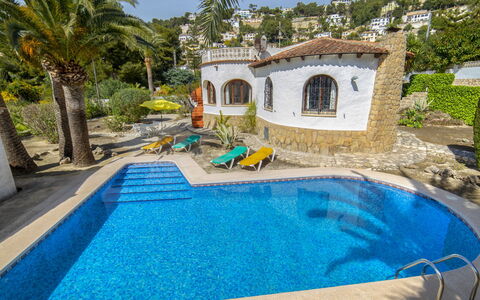 Miss: Acqua, Pianta, Costruzione, Cielo, Piscina, Azzurro, Albero, Casa, Corpo D'Acqua, Shade