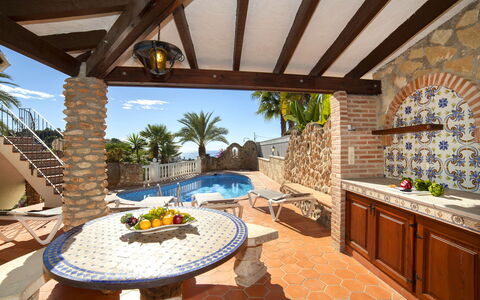 Roberto: Pianta, Proprietà, Mobilia, Finestra, Tavolo, Azzurro, Pianta Della Casa, Illuminazione, Cielo, Cabinetry