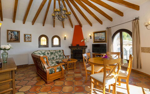 Roberto: Proprietà, Mobilia, Finestra, Tavolo, Cornice, Legna, Illuminazione, Interior Design, Architettura, Costruzione