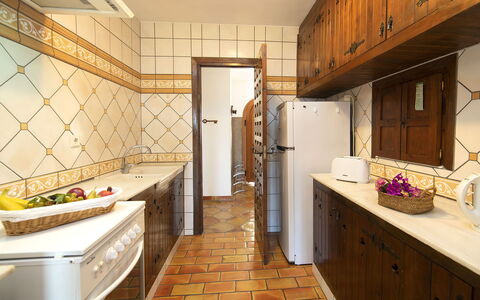 Roberto: Cabinetry, Controsoffitto, Proprietà, Lavello, Mobilia, Rubinetto, Lavandino Della Cucina, Costruzione, Cucina, Legna