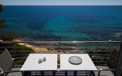 Brisa al Mar: Acqua, Cielo, Tavolo, Proprietà, Nube, Mobilia, Finestra, Luce, Sedia, Azzurro