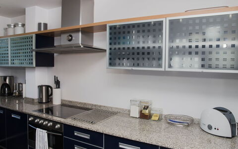Brisa al Mar: Controsoffitto, Cabinetry, Camera, Proprietà, Cucina, Mobilia, Interior Design, Piastrella, Credenza, Costruzione