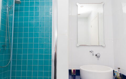 Brisa al Mar: Bagno, Piastrella, Camera, Idraulico Fixture, Blu, Proprietà, Turchese, Bagno Accessorio, Parete, Rubinetto