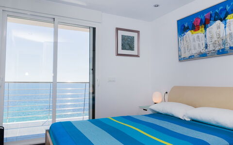 Brisa al Mar: Camera Da Letto, Camera, Letto, Mobilia, Proprietà, Blu, Lenzuolo, Interior Design, Telaio Del Letto, Costruzione