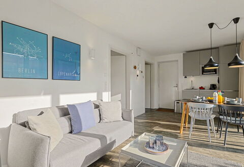 Zur Waldoase (710): Mobilia, Interior Design, Pavimentazione, Pavimento, Appartamento, Camera, Soffitto, Tavolo, Sedia, Soggiorno