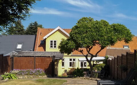 Noreen - 500M from the Sea: Casa, Zona Residenziale, Casa, Arbusto, Tetto, Giardino, Villetta, Prato, Backyard, Cortile