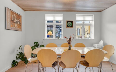 Noreen - 500M from the Sea: Mobilia, Interior Design, Parete, Pavimentazione, Legna, Soffitto, Pavimento, Sedia, Tavolo, Sala Da Pranzo