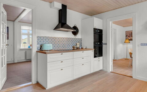 Noreen - 500M from the Sea: Cabinetry, Pavimentazione, Pavimento, Interior Design, Legna, Controsoffitto, Cucina, Cassetto, Soffitto, Mobilia