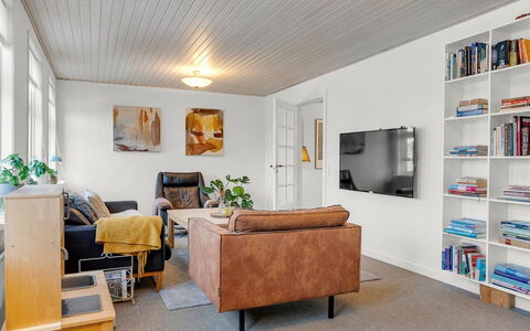 Noreen - 500M from the Sea: Mobilia, Interior Design, Divano, Parete, Pavimentazione, Pavimento, Legna, Soggiorno, Soffitto, Camera