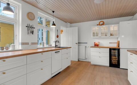 Noreen - 500M from the Sea: Pavimentazione, Legna, Cabinetry, Pavimento In Legno, Pavimento, Interior Design, Cucina, Casa, Controsoffitto, Cassetto