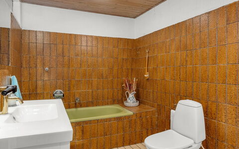 Noreen - 500M from the Sea: Pavimentazione, Idraulico Fixture, Pavimento, Interior Design, Bagno, Piastrella, Marrone, Rubinetto, Lavello, Idraulico