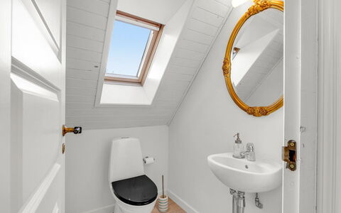 Noreen - 500M from the Sea: Pavimentazione, Idraulico Fixture, Pavimento, Interior Design, Bagno, Soffitto, Idraulico, Lavello, Gabinetto, Rubinetto