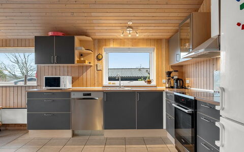 Filisha - 200M from the Sea: Cucina, Elettrodomestico Da Cucina, Controsoffitto, Legna, Apparecchio Major, Cabinetry, Pavimentazione, Interior Design, Soffitto, Mobilia