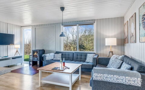 Galmand - 75M to the Fjord: Legna, Mobilia, Casa, Divano, Soffitto, Soggiorno, Latifoglie, Lancia Cuscino, Color Legno