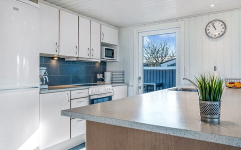 Galmand - 75M to the Fjord: Cucina, Casa, Controsoffitto, Apparecchio Major, Rubinetto, Elettrodomestico Da Cucina, Latifoglie, Idraulico Fixture, Cabinetry, Lavello
